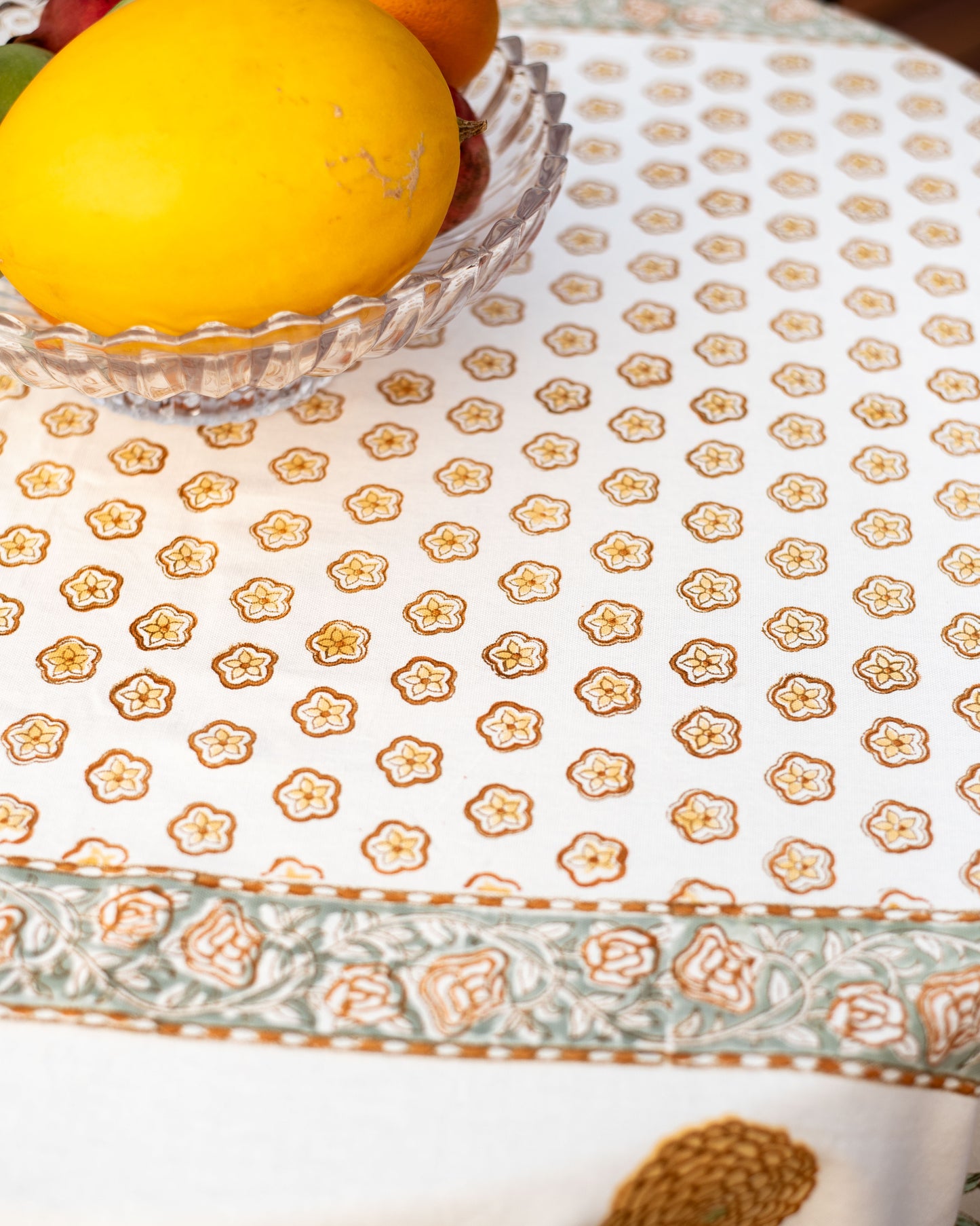 Daffodil Delight Table Cover