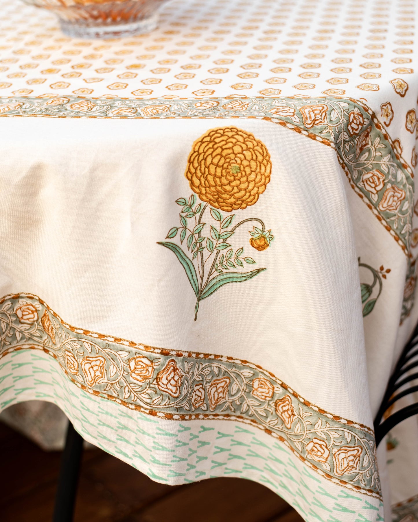 Daffodil Delight Table Cover